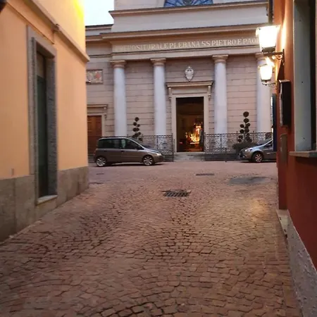 The Woman'S House * Luino